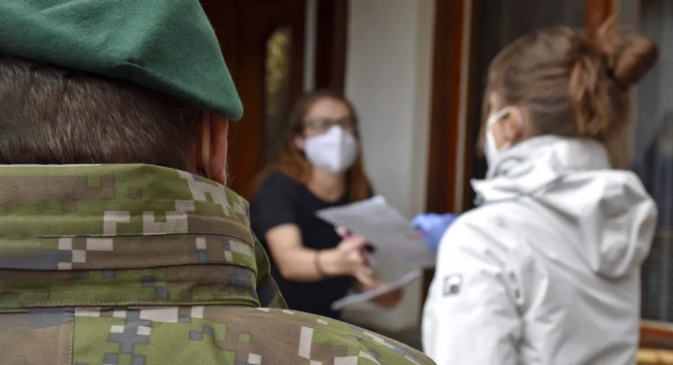Read more about the article Sprísňujú sa opatrenia: Úplný zákaz vychádzania a uzavreté okresy