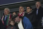 Na snímke uprostred hore maďarský premiér Viktor Orbán na tribúne v Lipsku pred začiatkom Nemecko - Maďarsko.