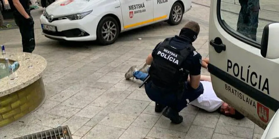 Read more about the article FOTO Chuligánov nadránom rýchlo upratali mestskí policajti! Použili chvaty a hmaty