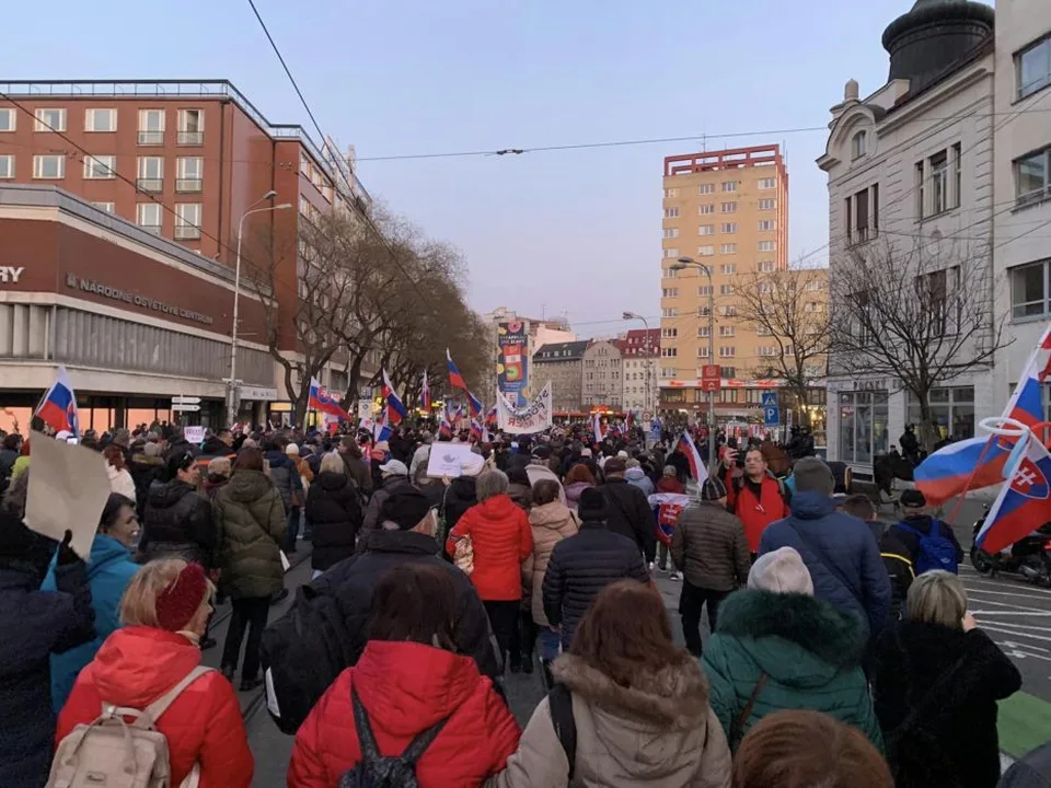 Read more about the article VIDEO Slovenské mierové pochody vyvrcholili v Bratislave. Obrovský dav skandoval :Nechceme vašu vojnu, chceme mier!