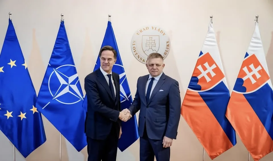 Read more about the article Premiér nezaháľa. Fico požiadal Rutteho o posilnenie protivzdušnej obrany SR