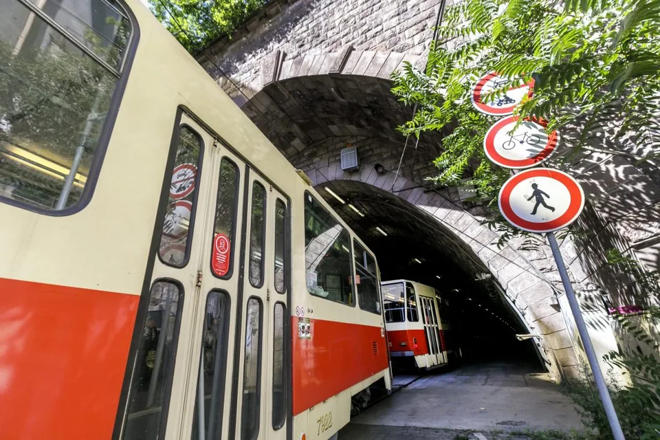 Read more about the article V bratislavskej Karlovej Vsi sa zrazili električky, MHD je obmedzená