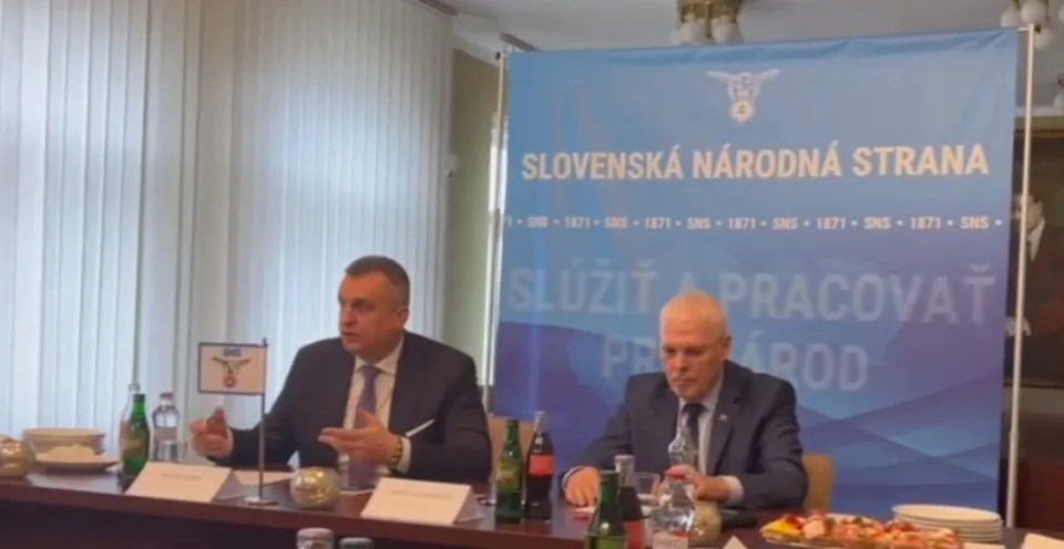 Read more about the article VIDEO Na ústredí SNS bolo rušno! S národniarmi rokovali lídri strán. Budujú opozičný blok