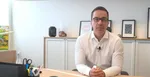 Erik Tomáš na snímke z videa.