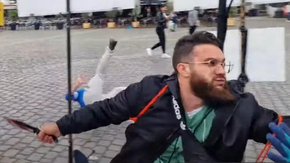 Read more about the article VIDEO Brutálny útok v Nemecku: Afgansky migrant nožom pobodal kritika Islamu aj policajta!