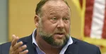 Na archívnej snímke z 22. septembra 2022 šíriteľ konšpiračných teórií Alex Jones na súde.