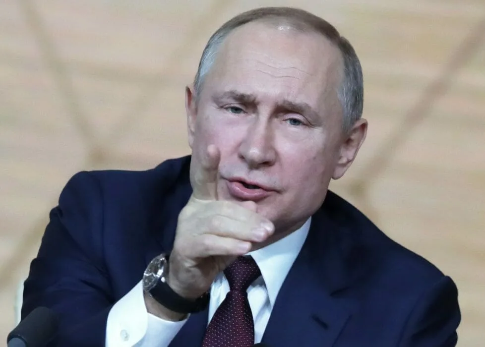 JB 31 Moskva Archív - Na archívnej snímke z 19. decembra 2019 ruský prezident Vladimir Putin gestikuluje poèas výroènej tlaèovej konferencie v Moskve. Ruský prezident Vladimir Putin pracuje na ekonomickej reakcii na sankcie uvalené na Rusko Západom po invázii ruských jednotiek na Ukrajinu. Uviedol to v pondelok 28. februára 2022 v Kremli jeho hovorca Dmitrij Peskov. Dodal, e sankcie zavedené proti samotnému Putinovi sú zbytoèné. Peskov pod¾a agentúry Reuters vysvetlil, e Rusko pripravovalo plány na moné sankcie Západu, vrátane tých najprísnejích, pomerne dlho. Existujú plány reakcie, boli vypracované a implementujú sa, keï sa objavia problémy, uviedol Peskov. FOTO TASR/AP FILE - Russian President Vladimir Putin gestures during his annual news conference in Moscow, Russia, Dec. 19, 2019. For years, Russian President Vladimir Putin could sit back and relish in unseemly scenes of Western disunity, ranging from the Britain's Brexit move out of the EU in 2016, Hungary's longstanding antipathy towards its EU headquarters and, equally, the rift created by former President Donald Trump that has far from fully healed under under Joe Biden. (AP Photo/Pavel Golovkin, File)