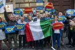 Šéf talianskej krajne pravicovej populistickej strany Liga severu (LN) Matteo Salvini (uprostred) drží taliansku vlajku a jeho priaznivci transparenty s nápisom "Ursula odstúp, hanba ti" počas protestu pred sídlom Európskej komisie v Ríme v piatok 23. septembra 2022.