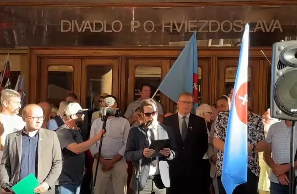 Read more about the article VIDEO Protest občanov pred DPOH: Obrovský ŠKANDÁL v slovenskej kultúre