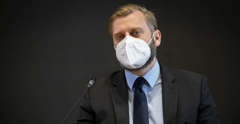 Read more about the article Krúpa z OĽANO zaradil spiatočku: Stiahol návrh na zmenu schvaľovania zahraničných ciest poslancov