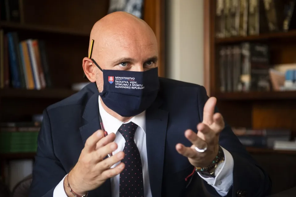 Read more about the article Dvadsať miliónov pre učiteľov a žiakov: Nedostanú ich však do vačku!