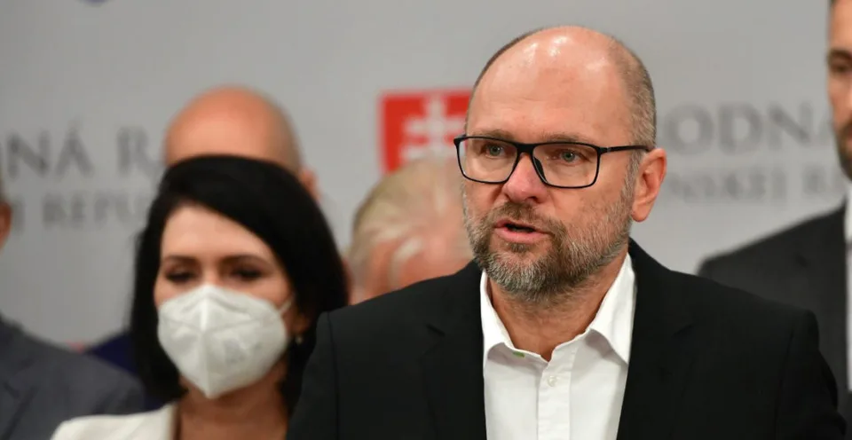 Read more about the article Sulík o Rázsochách: TOTO je veľké fiasko a Hegerova hanba!