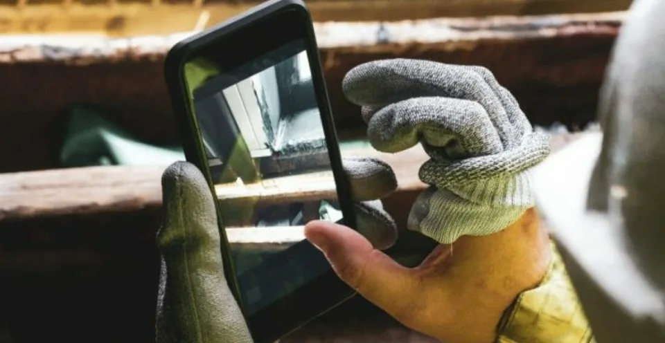 Read more about the article Polícia pátra po mužovi, ktorý si natáčal na mobil cudzie byty