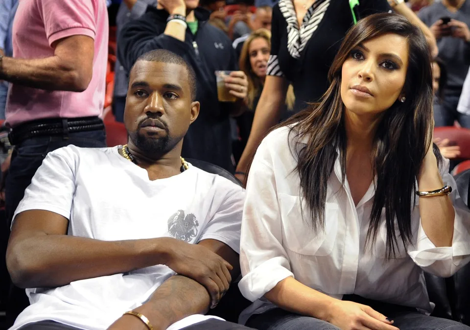 Read more about the article Kanye West si zavaril: Firmy sa mu otáčajú chrbtom. Nenavistné prejavy americkej celebrity!