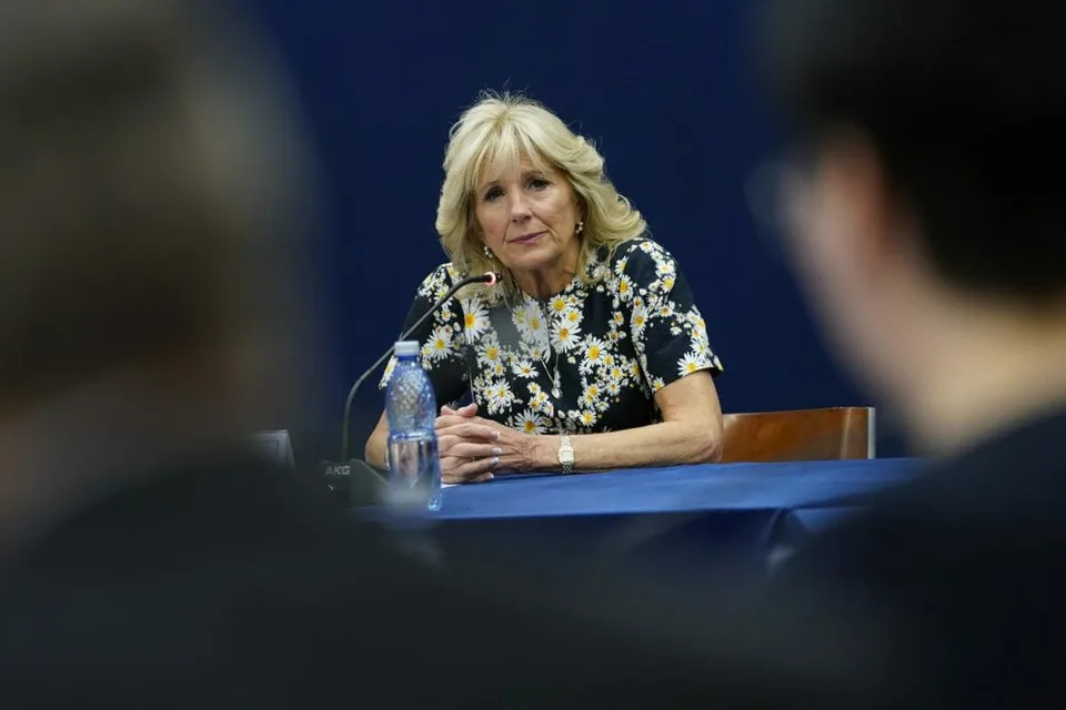 Read more about the article Bidenová vzdala hold Kuciakovi a Kušnírovej. Položila kvety k ich pamätníku v Bratislave
