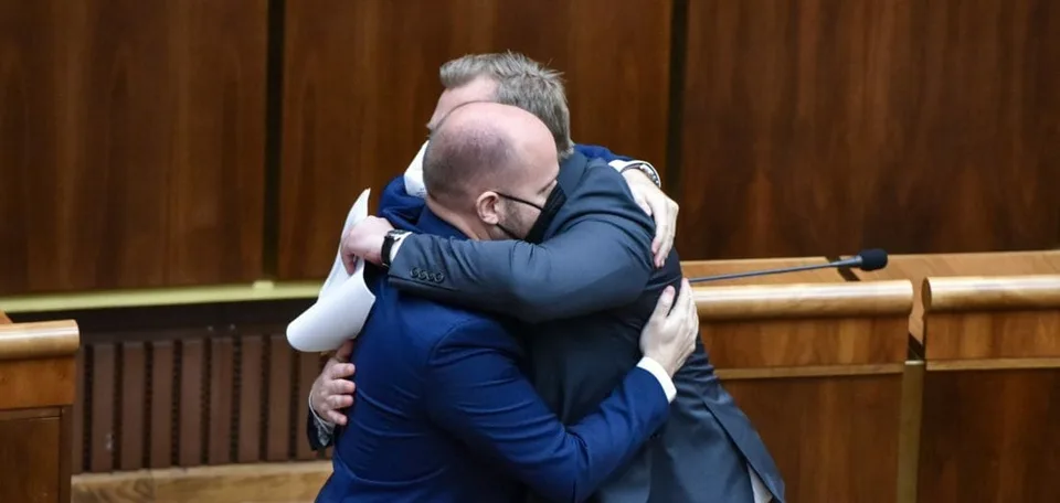 Read more about the article Obranná dohoda je odsúhlasená. Pozrite sa, ako ktorý poslanec hlasoval!