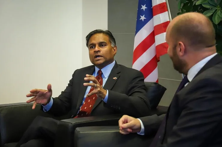 Jaroslav Naď s novým ambasádorom USA Gautamom Ranuom.