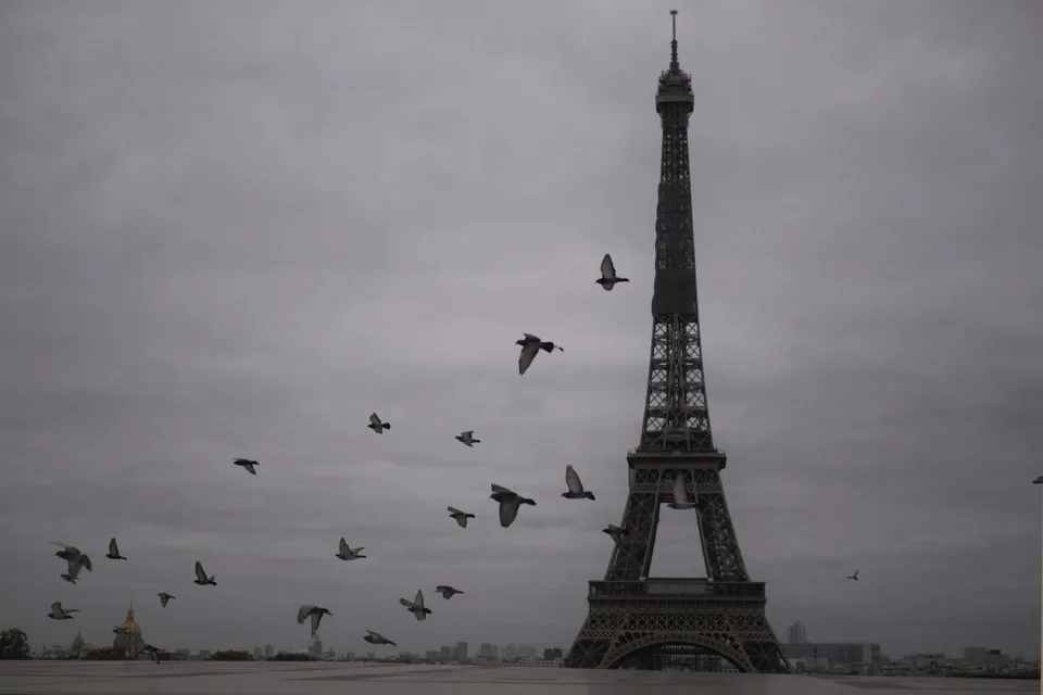 Read more about the article Začínajú šetriť! Paríž skráti čas osvetlenia múzea Louvre a zámku Versailles