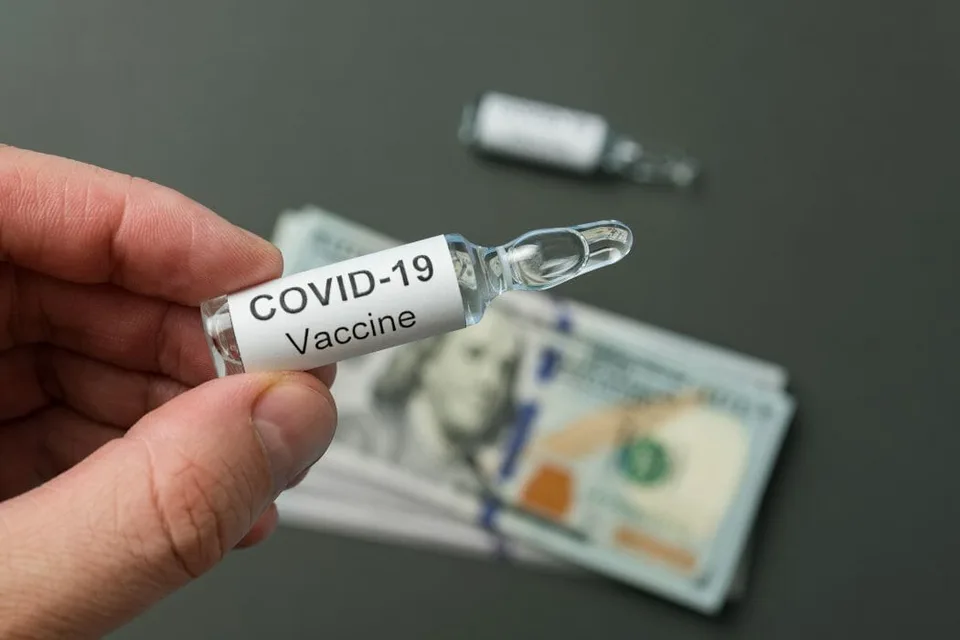 Read more about the article Britskému poslancovi pozastavili  členstvo v klube a idú ho vyšetrovať. Očkovanie prirovnal k holokaustu