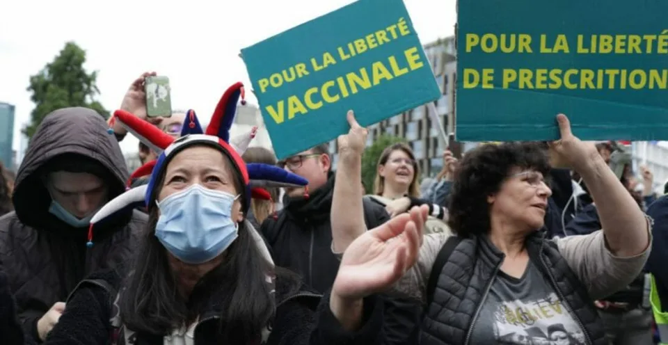 Read more about the article Politická kríza zamaskovaná ako zdravotná? Francúzi opäť masovo vyšli do ulíc kvôli covidpasom!