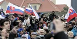 Dav protestujúcich ľudí čaká na príhovor predsedu strany SMER-SD Roberta Fica.