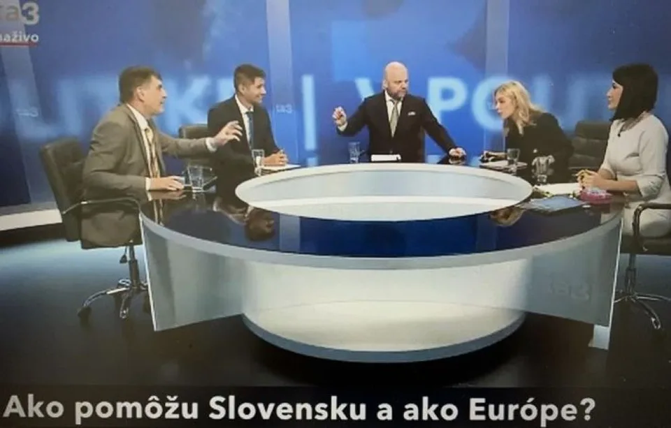 Read more about the article Chýbali už len facky… skonštatoval Farkašovský na margo „debaty“ Bittó Cigánikovej a Cifrovej Ostrihoňovej