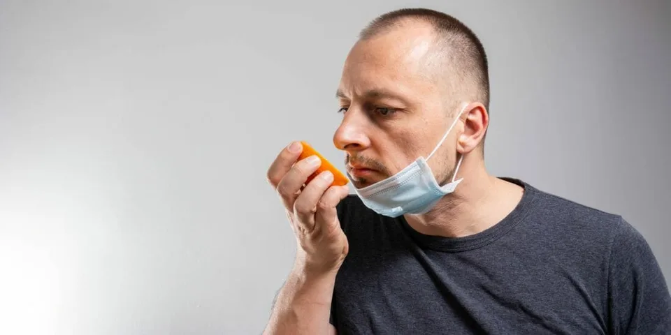 You are currently viewing Covid zasahuje aj mozog a vniká hlboko! Čuch sa môže vrátiť až za tri roky, odhalil lekár