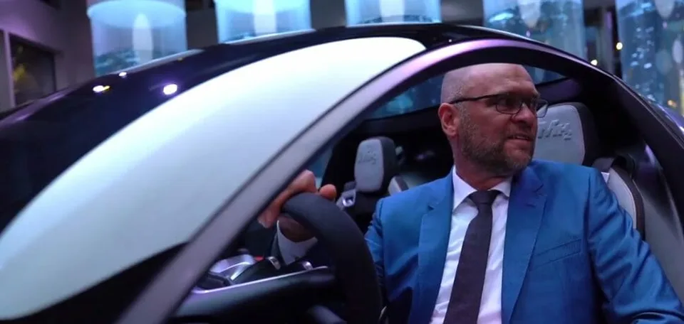 Read more about the article VIDEO Zo slovenského pavilónu na výstave EXPO sme zatiaľ videli vstup a auto. Aj to vyvolalo búrlivé reakcie