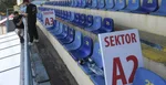 Označovanie sektorov na štadióne Lokomotíva v Košiciach pred príchod pápeža.