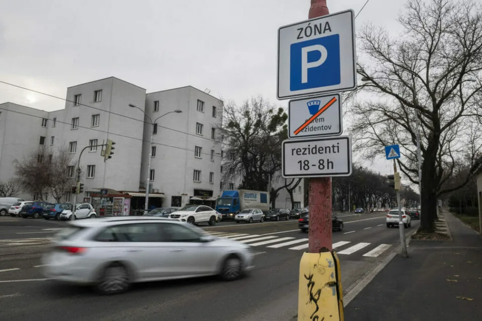 Read more about the article V prvých lokalitách Bratislavy začala platiť parkovacia politika