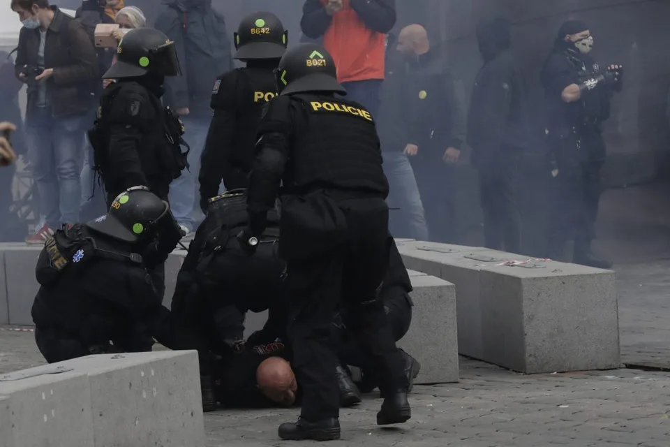 Read more about the article Vodné delá aj ťažkoodenci, hotový masaker! V Prahe sa zomlel ostrý protest