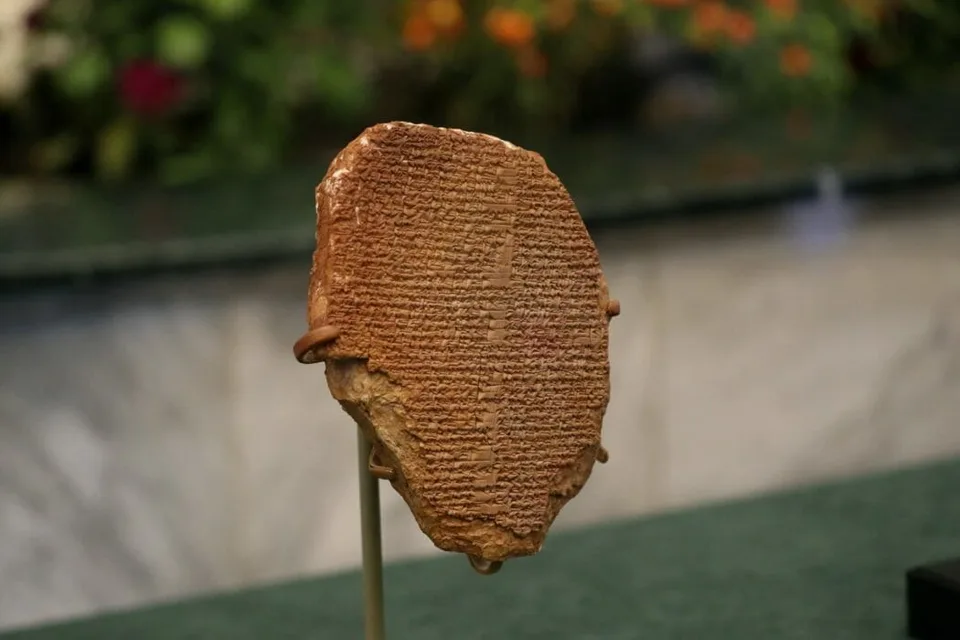 Read more about the article Irak: V Bagdade sa konala ceremónia návratu tabuľky s eposom o Gilgamešovi