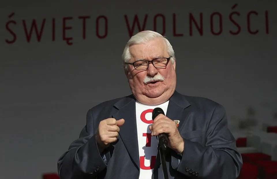 Read more about the article Z kamaráta nepriateľ! Lech Wałęsa sa otočil chrbtom Volodymyrovi Zelenskému po tom, ako vydal dekrét