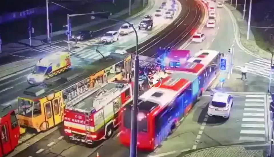 Read more about the article VIDEO Zrazila sa električka s autom! Nehoda sa stala v Bratislave