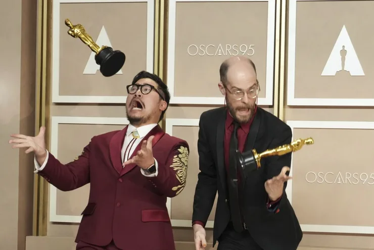 Na snímke americkí režiséri, zľava Daniel Kwan a Daniel Scheinert žartujú s cenami Oscara v kategórii réžia Americkej akadémie filmových umení a vied (AMPAS) za film Všetko, všade, naraz (Everything Everywhere All at Once) v divadle Dolby Theatre v Los Angeles v noci na pondelok 13. marca 2023.
