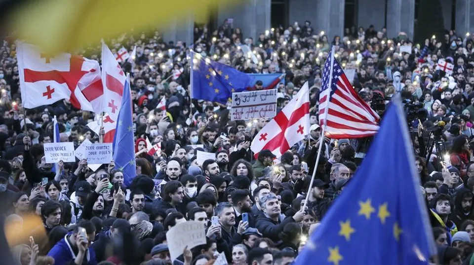 Read more about the article Chystajú v Gruzínsku majdan? Protesty neutíchajú, do ulíc chodí masa ľudí!