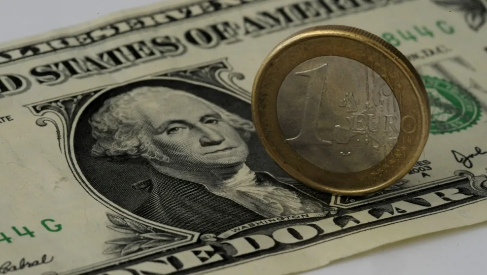 Read more about the article Trumpove clá zrazili euro na dvojročné minimum: Aké sú dôsledky pre trhy?