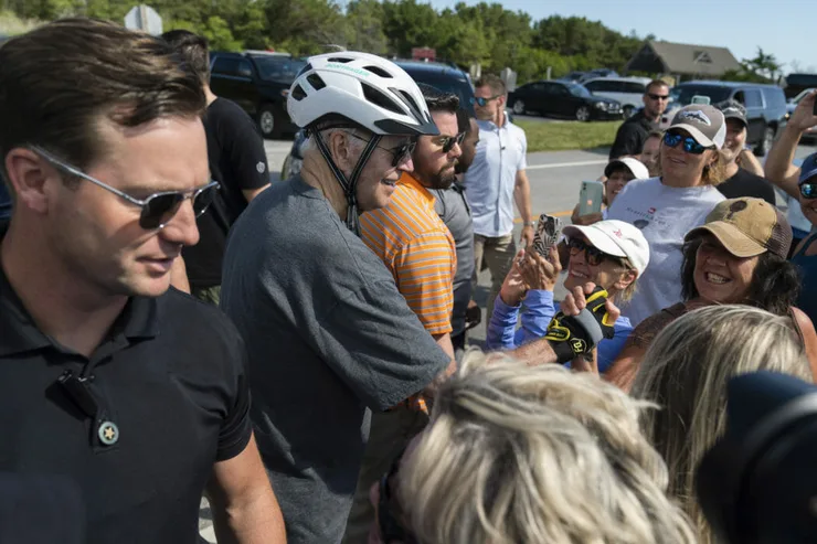 Prezident USA Joe Biden na bicykli.