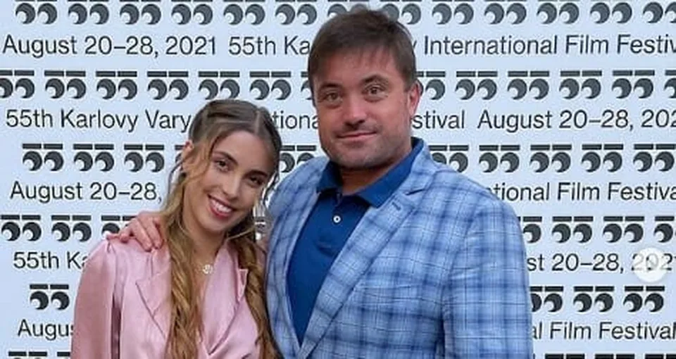Read more about the article Dcéra finančníka Igora Rattaja je po uši zamilovaná. Bude toto pracháčov ZAŤKO?