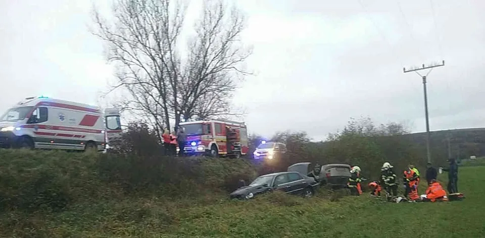 Read more about the article FOTO Vážna dopravná nehoda pri Jerichove si vyžiadala šesť zranených