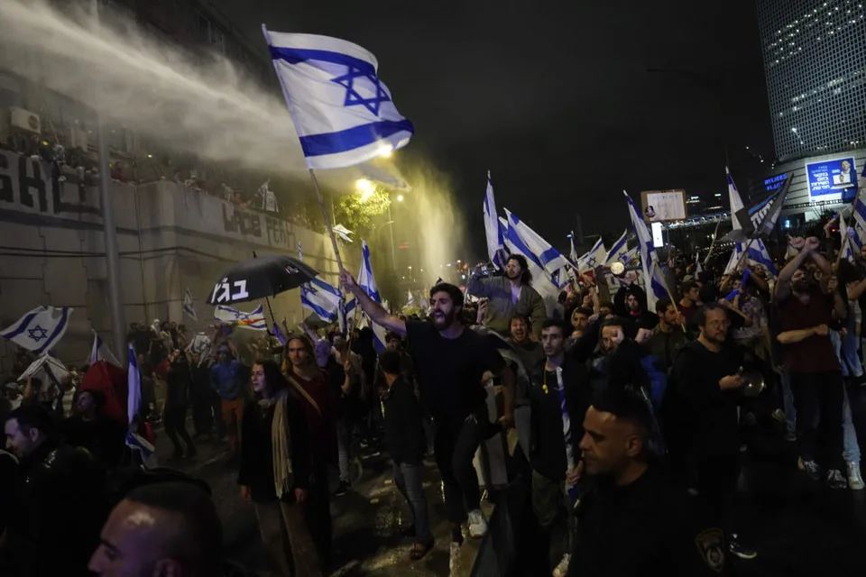 Read more about the article Demonštranti v Izraeli ohrozovali dom Netanjahua. Polícia nasadila vodné delá