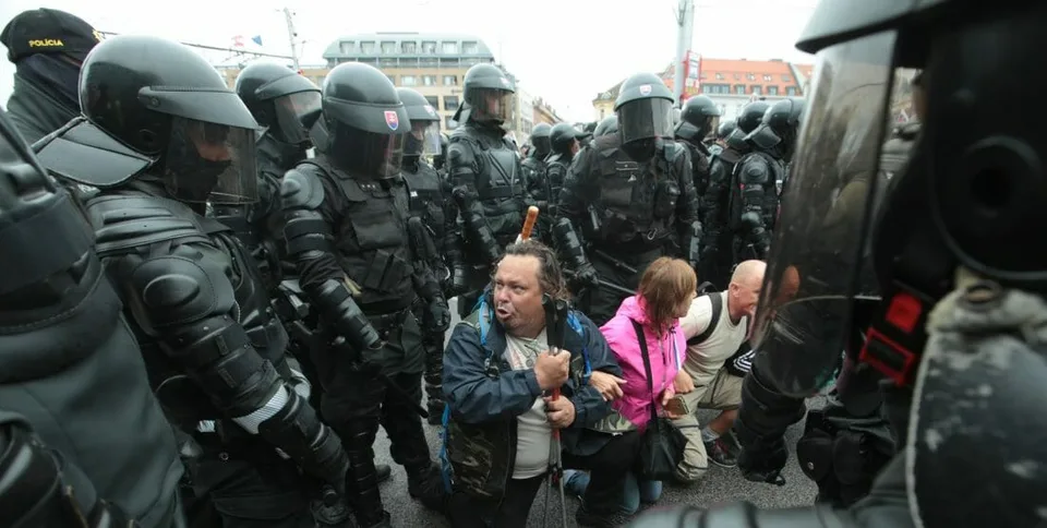 Read more about the article VEĽKÁ FOTOGALÉRIA z protestu: More ťažkoodencov, blokáda dopravy či kľačiaci demonštrujúci!