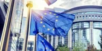 Vlajky EÚ pred Európskym parlamentom.