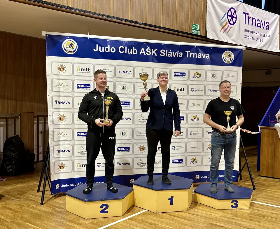 Read more about the article Trnavskí judisti uspeli v silnej konkurencií, získali pohár aj cenné skúsenosti