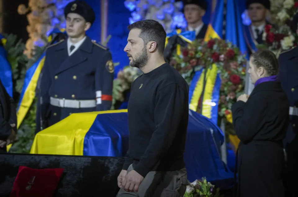 Read more about the article Zelenskyj bol na pohrebe svojho ministra. Bolo tam spolu deväť rakiev