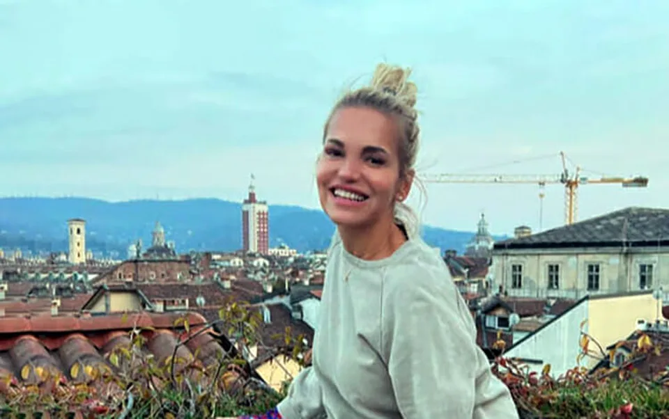 Read more about the article Dara Rolins si už užíva Taliansko. Schytala však aj kritiku