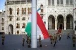 Vztýčením štátnej vlajky s vojenskou poctou pred parlamentom v Budapešti za účasti maďarského prezidenta Jánosa Ádera sa začali v sobotu 4. júna 2016 oficiálne podujatia Dňa spolupatričnosti.