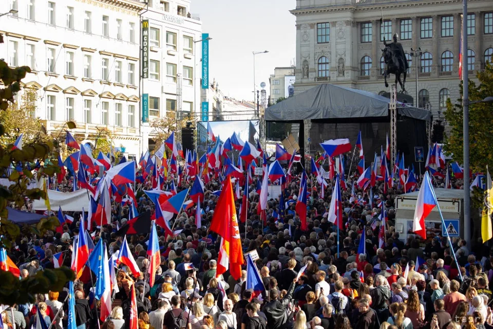 Read more about the article Masívny protest sa koná aj v Prahe, proti vláde Petra Fialu. Jej predstavitelia protestujúcich nazvali “hlúčikom zapredancov a ruských trollov”