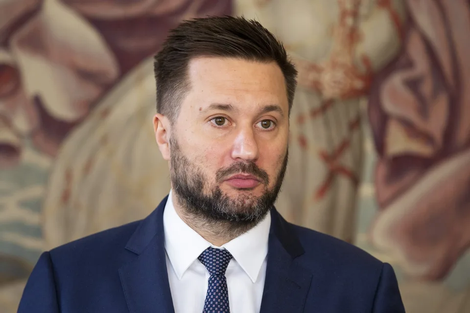 Read more about the article Vallovci uznali, že maľované križovatky a stĺpiky nebol dobrý nápad. Idú to „vylepšovať“