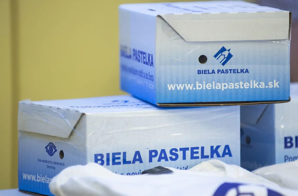 Read more about the article Zbierka, ktorá spája: Biela pastelka prináša svetlo tam, kde je tma